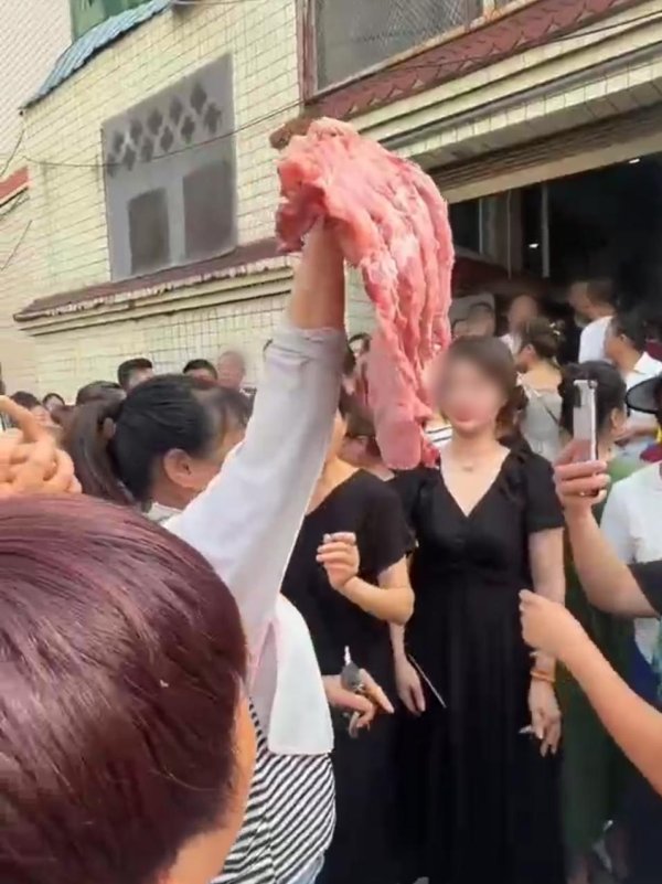 优选策略 富顺通报“家长质疑一学校食材质量”：采购搁置较久精排且未用冷链运输，已立案调查